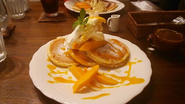 カフェ トケトケ(toque toque) パンケーキ フレッシュパパイヤとマンゴーソースのトロピカルなパンケーキ、フレッシュオレンジと自家製キャラメルクリームのパンケーキ