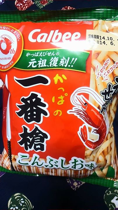 セブンイレブン&nbsp;お菓子,バウムクーヘン&nbsp;カルビー かっぱの一番槍 こんぶしお味、しっとり食感のスティックバウムクーヘン