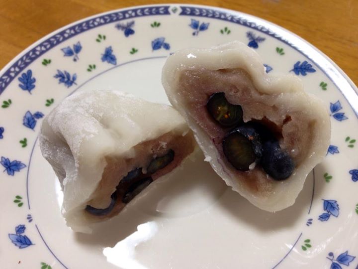 井筒屋菓子店（イズツヤカシテン）&nbsp;大福&nbsp;紅いルバーブの餡＆ブルーベリー大福