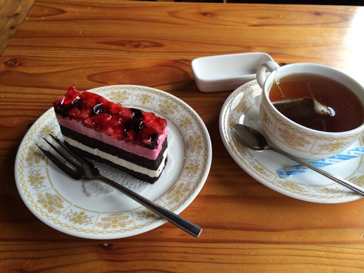 燕山荘(エンザンソウ) ケーキ・タルト ケーキセット イチゴとブルーベリーのケーキ
