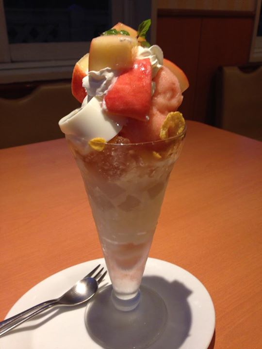デニーズ（Denny’s）&nbsp;パフェ・サンデー&nbsp;桃のミルクプリンサンデー