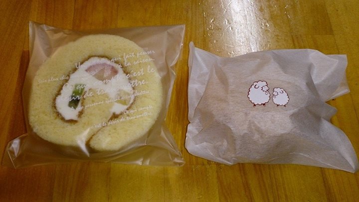 ひつじ家（ヒツジヤ）&nbsp;ケーキ・タルト,シュークリーム&nbsp;フルーツロールケーキとシュークリーム