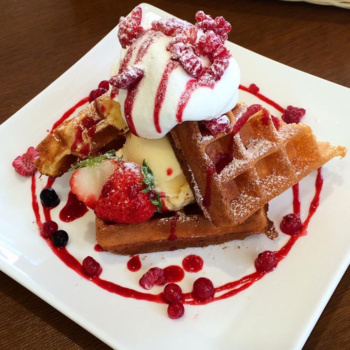 パティスリーヒラノ(cafe HIRANO) ワッフル ベリーソースのワッフル
