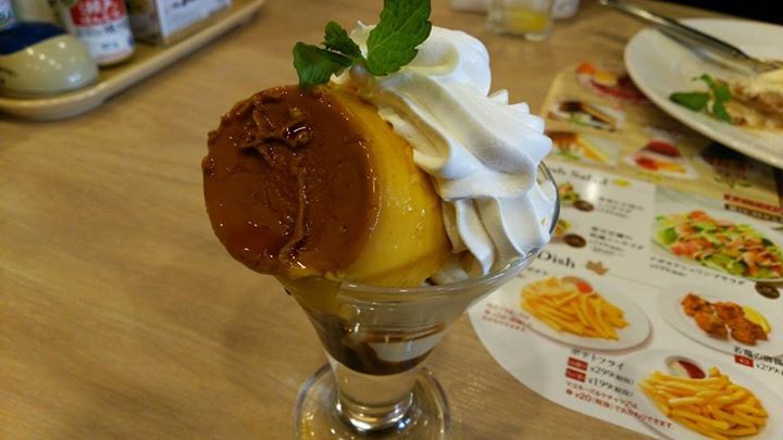 ガスト パフェ・サンデー,パンケーキ カボチャプリンの乗ったパフェ、モンブランの乗ったパンケーキ