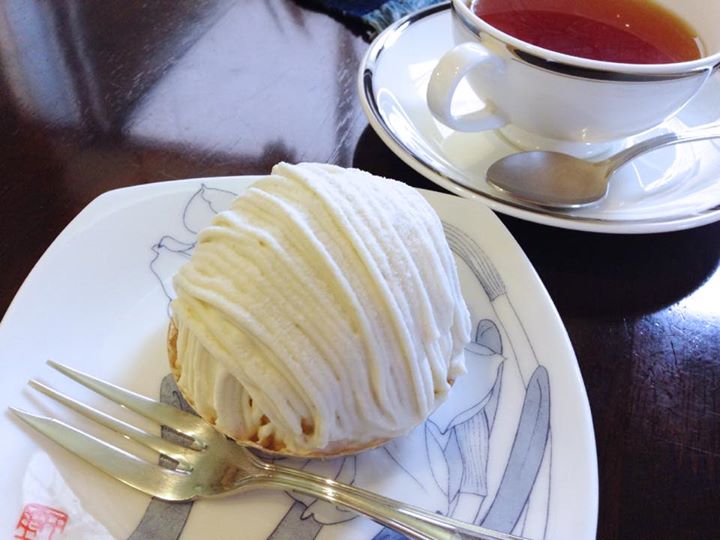おぶせミュージアム・中島千波館のカフェ ケーキ・タルト ケーキセット(白いモンブラン、シブスト・ブラムリー)