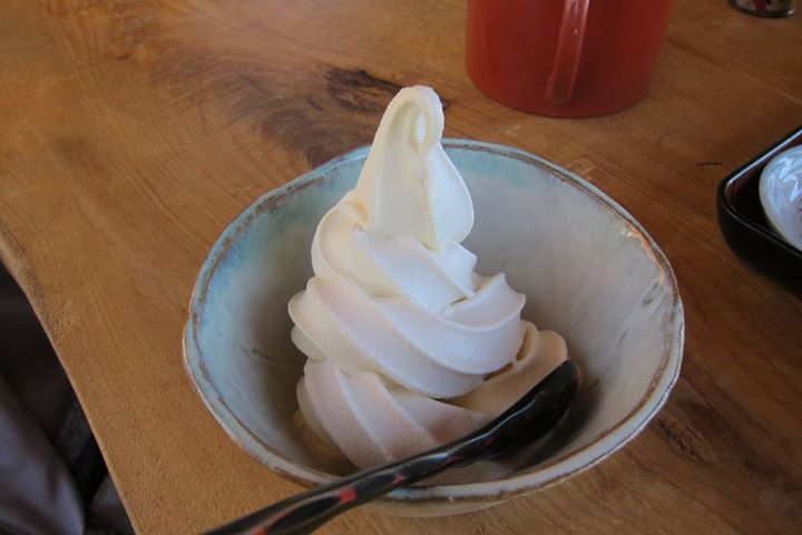 手打ちそば 岳(ガク) アイス・ジェラート バニラと蕎麦のミックス ソフトクリーム、りんごの天ぷら