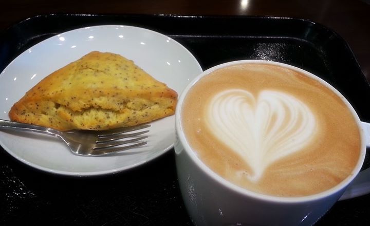 スターバックス コーヒー ジャパン(Starbucks Coffee Japan) スコーン,ドリンク レモンポピーシードスコーン、スターバックスラテ