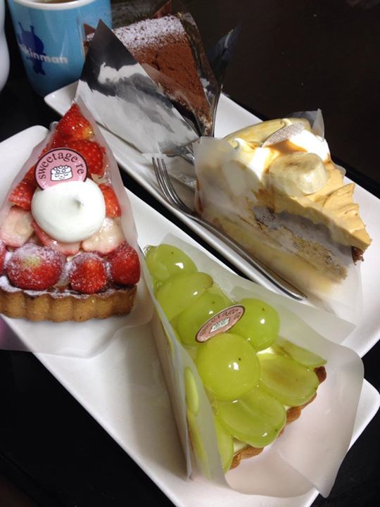 スイートアージェ&nbsp;ケーキ・タルト&nbsp;葡萄のタルト、苺のタルト、バナナのケーキ他