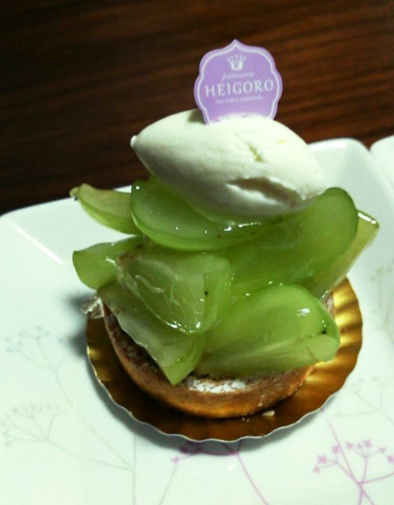 パティスリーヒラノ（cafe HIRANO）&nbsp;ケーキ・タルト&nbsp;シャインマスカットのタルト、チョコレートのケーキ