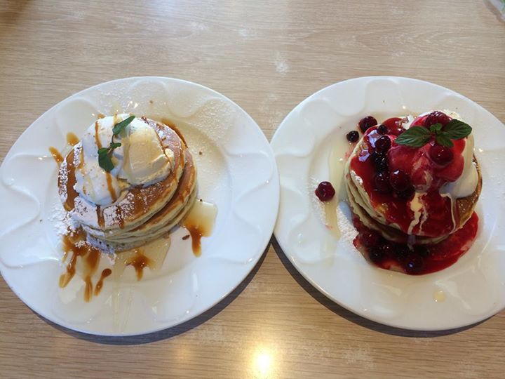 デニーズ(Denny’s) パンケーキ キャラメルパンケーキ、ベリーのパンケーキ