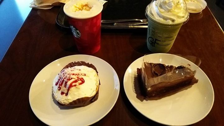スターバックス コーヒー ジャパン（Starbucks Coffee Japan）&nbsp;パイ,ドリンク&nbsp;ラズベリーホワイトチョコレートパイ、抹茶フラペチーノ他