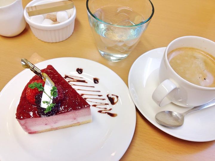 花岡（ハナオカ）&nbsp;ケーキ・タルト&nbsp;ストロベリームース、フルーツロール