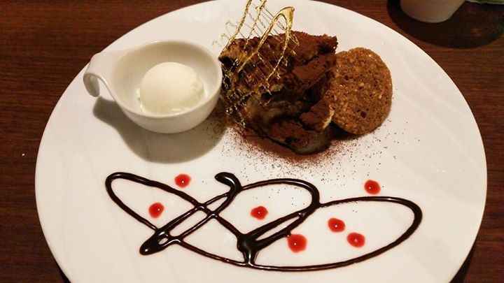 ナポリの食卓 ケーキ・タルト,ピザ ティラミス、ラズベリー レアチーズ、デザートピザ(スイートポテト、黒蜜きなこ、塩キャラメル、オレンジチョコ、シュガーバター)