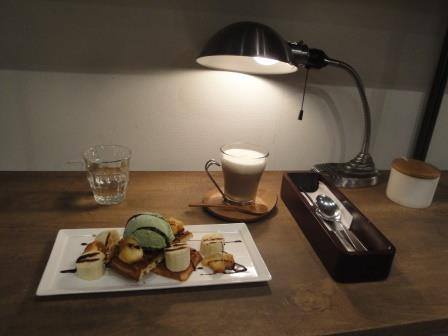 新小路カフェ（SHINKOJI CAFE）&nbsp;ワッフル&nbsp;厚みのあるカリッとしたワッフル アイス添え