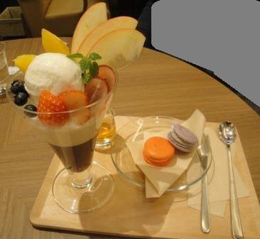 横町カフェ(ヨコマチカフェ) パフェ・サンデー,ドリンク パフェにマカロンをプラス、ロイヤルミルクティ