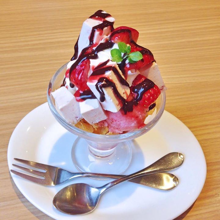 デニーズ(Denny’s) パフェ・サンデー 苺とセミフレッドのチョコミニパルフェ