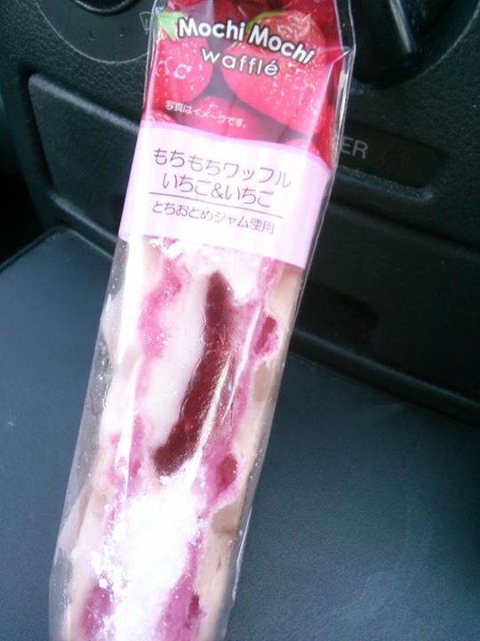 ローソン（LAWSON）&nbsp;ワッフル&nbsp;もちもちワッフルいちご&いちご