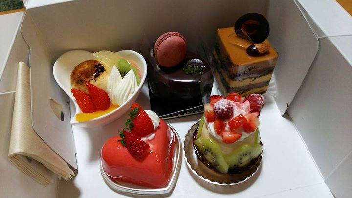 モン・シェリ ケーキ・タルト,プリン 焦がしキャラメルのケーキ、ピスタチオとチョコのケーキ、リンアラモード、フルーツタルト、苺のムース