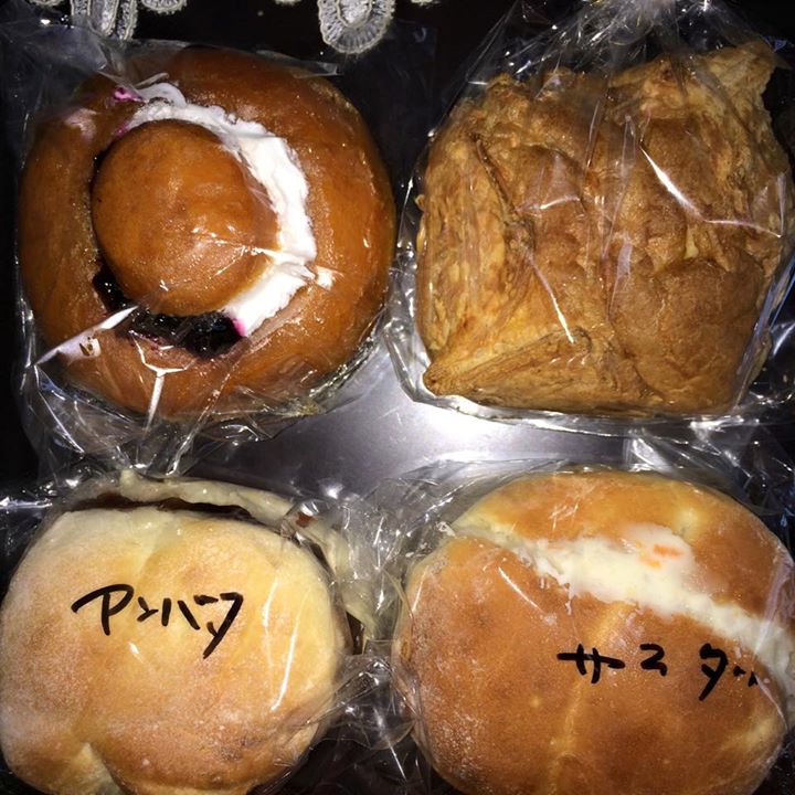 桜枝町 太平堂（タイヘイドウ）&nbsp;パン&nbsp;ソフトフランス アンバタ、サラダ、生ブルーベリー、パイシュークリームのミックス