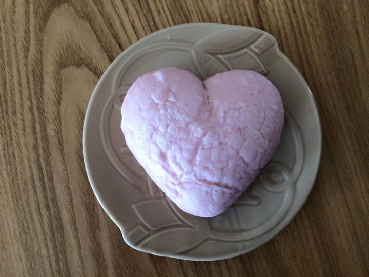 セブンイレブン&nbsp;その他スイーツ&nbsp;ピンクのハートの生チョコまん