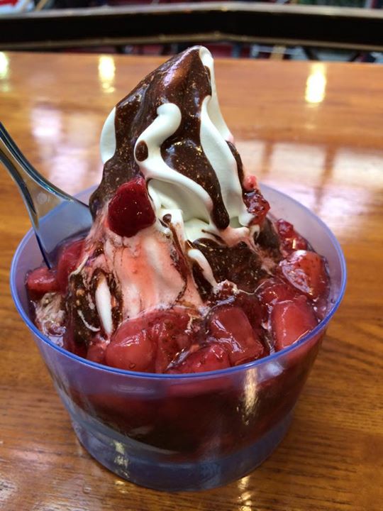 ヨゴリーノ&nbsp;アイス・ジェラート&nbsp;レーンヨゴリーノにイチゴコンフィとチョコトローネのトッピング