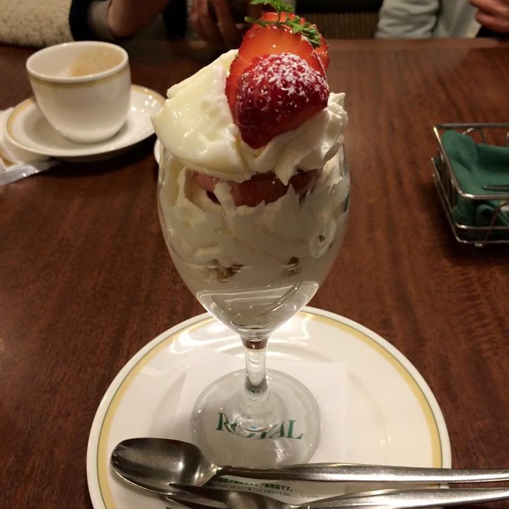 ロイヤルホスト&nbsp;その他スイーツ,パンケーキ,パフェ・サンデー&nbsp;苺のプティ・ブランシュ、ディモズパンケーキ、コーヒーサンデー