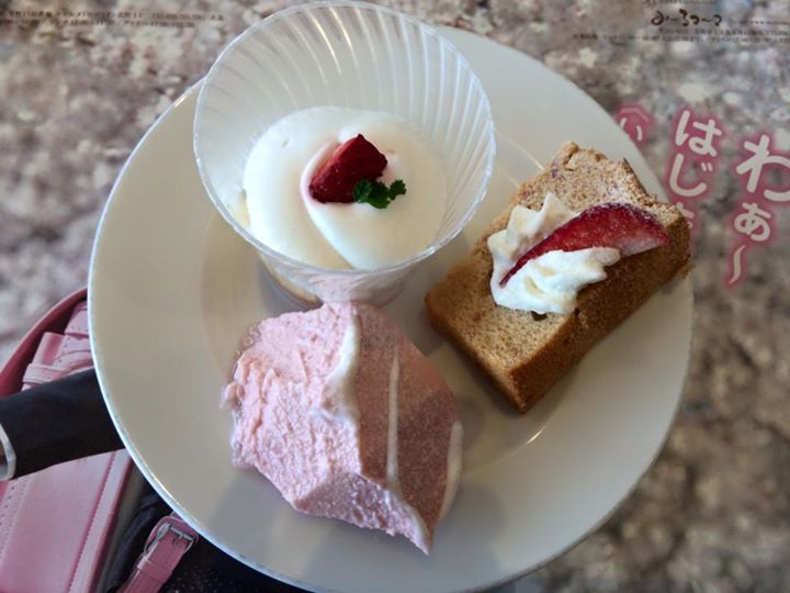 おひさまビュッフェ・みーるマーマ ケーキ・タルト ヨーグルトクリームが乗ったカップケーキ他