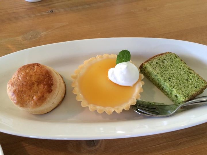 カフェぐーと&nbsp;ケーキ・タルト,パン&nbsp;スコーン、ほうれん草のシフォン、プリンタルトの三種盛り合わせデザート