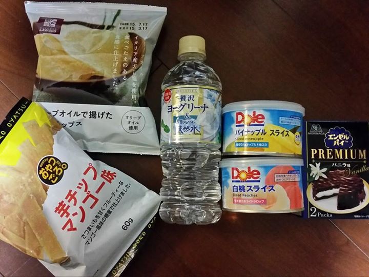 ローソン(LAWSON) ドリンク,パイ,お菓子 ヨーグリーナ&天然水、エンゼルパイ プレミアムバニラ、芋チップ マンゴー味、オリーブオイルで揚げたポテトチップス