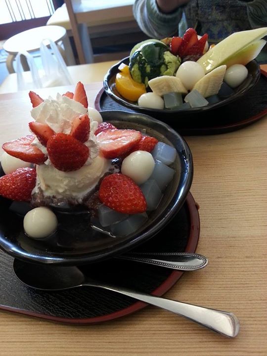 甘味処みつばち&nbsp;あんみつ&nbsp;いちご白玉あんみつ他