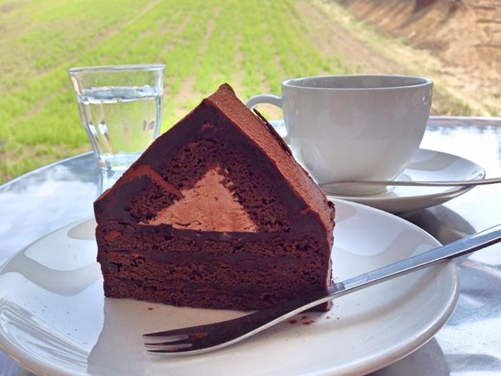 美麻珈琲（ミアサコーヒー）&nbsp;ケーキ・タルト&nbsp;サント・アン トリフ（チョコケーキ）、ブルーベリーのタルト