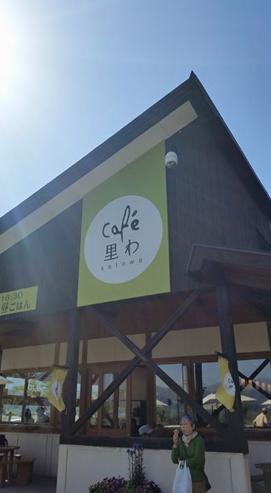 cafe里わ(サトワ) アイス・ジェラート スノーキャロット、ミックス(バニラ&とちおとめ)のソフトクリーム