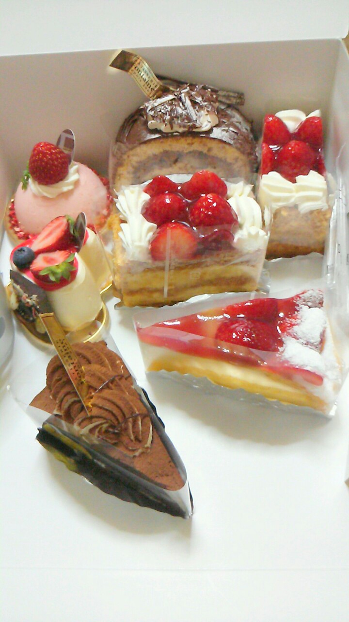 カフェ・ラフォン&nbsp;ケーキ・タルト&nbsp;いちごのケーキ、ロールケーキ、チョコレートケーキ他