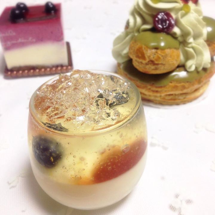 パティスリー・ヴァールマタン(patisserie VAR MATIN) ケーキ・タルト ピスタチオのケーキ(シャンパンのヴェリーヌにサントノーレピスターシュ、フランボワーズとフロマージュのムース)