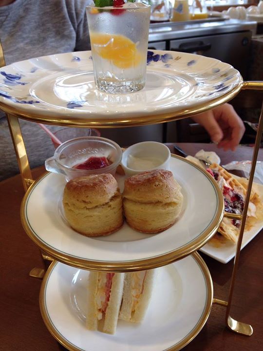 パティスリーヒラノ(cafe HIRANO) パフェ・サンデー,ワッフル りんごのパフェ、ベリーのワッフル