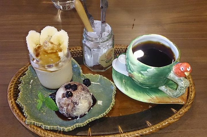 ワルンカフェ 五十屋 (イソゴヤ) プリン,アイス・ジェラート とろーりプリンと自家製アイスにブルーベリーソース