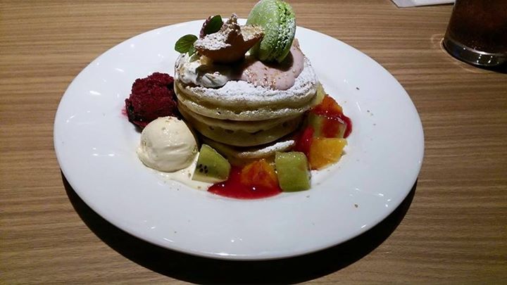 デニーズ(Denny’s) パンケーキ マカロン、フルーツ、アイスのパンケーキ