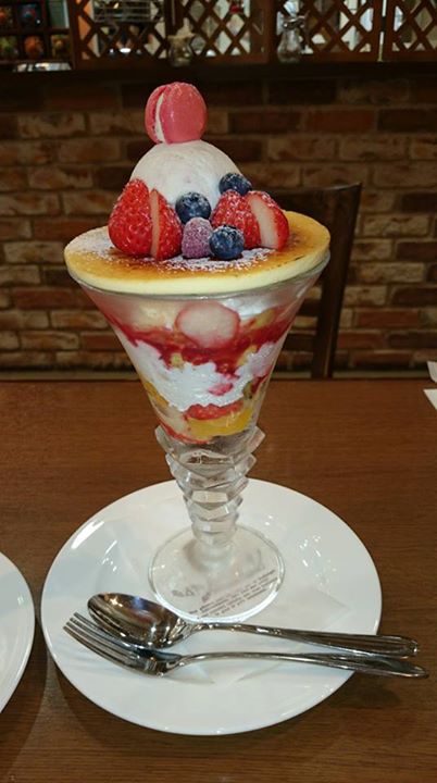 パティスリーヒラノ(cafe HIRANO) パフェ・サンデー クレームブリュレパフェ、桃ワッフルパフェ
