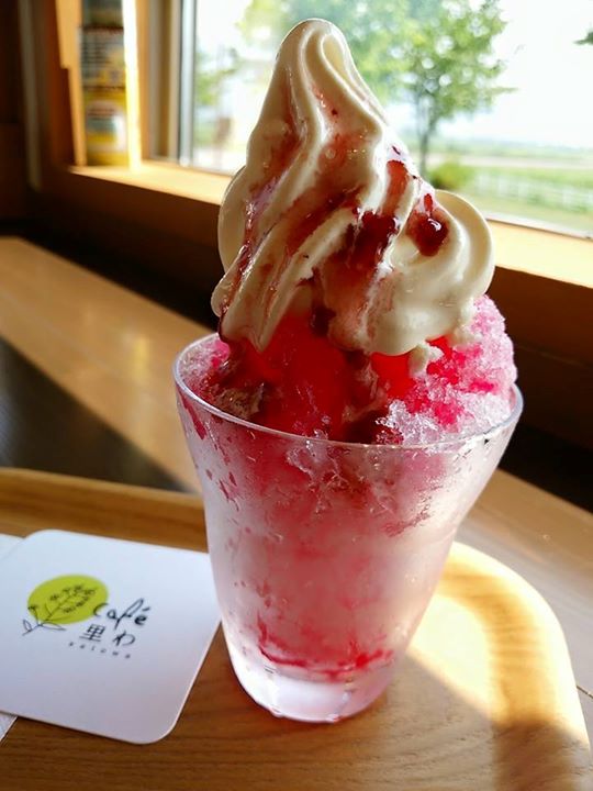 cafe里わ（サトワ）&nbsp;かき氷・フラッペ&nbsp;いちごの果肉入りソフトのかき氷