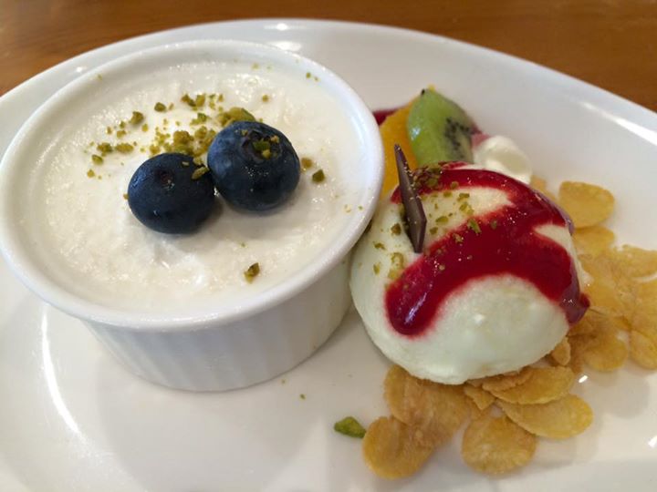 なないろキッチン&nbsp;プリン,アイス・ジェラート&nbsp;ブルーベリーソースのプリン、ジェラートのクロワッサンサンド