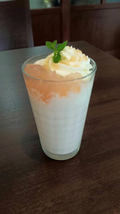 cafe VALEUR(カフェ ヴァルール) ドリンク,パフェ・サンデー 季節限定 桃のシェーク、桃のパフェ