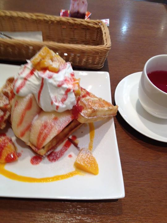 パティスリーヒラノ（cafe HIRANO）&nbsp;ワッフル&nbsp;クリームとフルーツのワッフル