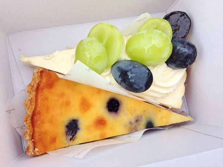 アトリエ・ド・フロマージュ(Atelier de Fromage) ケーキ・タルト ぶどうとチーズのケーキ他