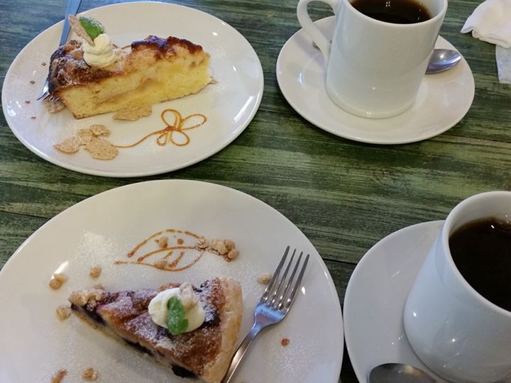 CAFE HUNGRY CATERPILLAR（カフェ ハングリーキャタピラー ）&nbsp;パイ,ケーキ・タルト&nbsp;ブルーベリーのパイ、りんごのケーキ