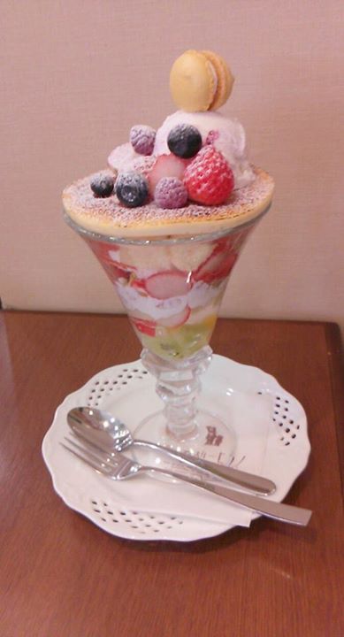 パティスリーヒラノ(cafe HIRANO) パフェ・サンデー,ワッフル ビックなパフェ、焼きいもワッフル
