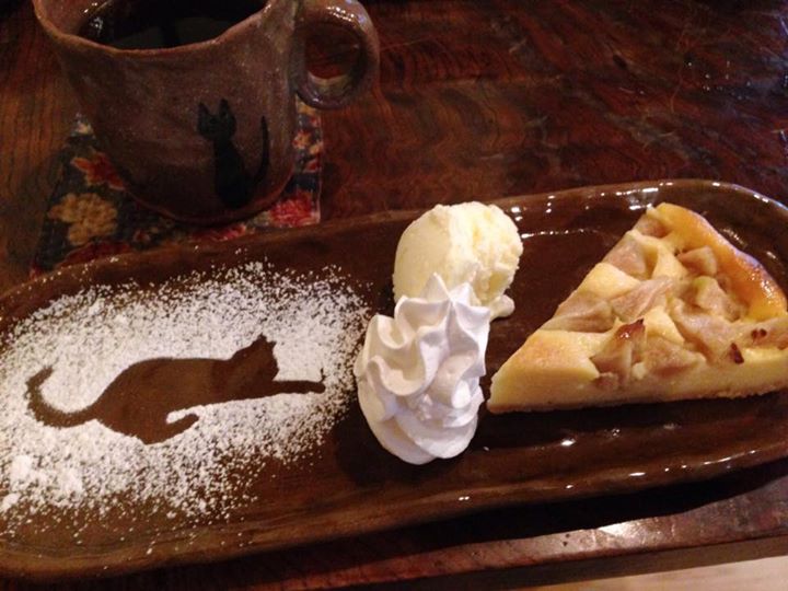 Cafe風和（フウワ）&nbsp;ケーキ・タルト&nbsp;洋ナシのクラフティと豆腐と黒胡麻のチーズケーキ