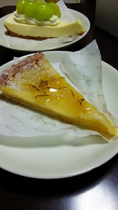 アトリエ・ド・フロマージュ(Atelier de Fromage) ケーキ・タルト タルトポワールとフルーツ生チーズケーキ