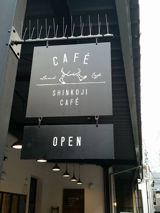 新小路カフェ(SHINKOJI CAFE) ワッフル 新小路ワッフルとアイス(ピスタチオ味)