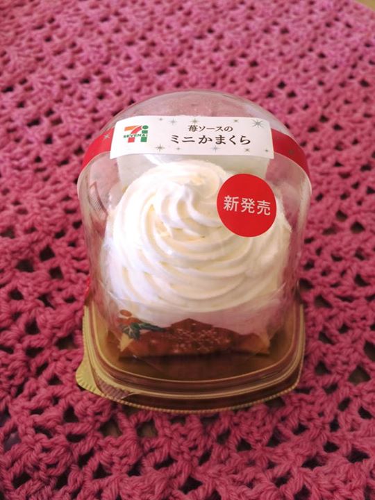 セブンイレブン&nbsp;ケーキ・タルト&nbsp;苺ソースのミニかまくら