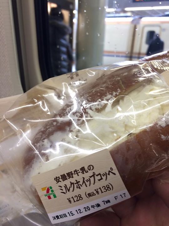 セブンイレブン パン 安曇野牛乳のミルクホイップコッペ